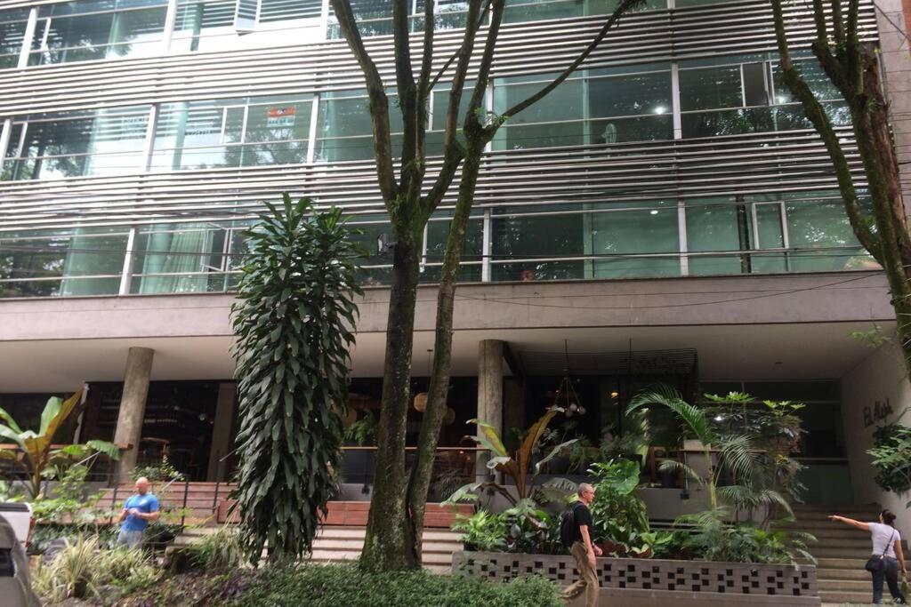 Apartament In The Center Of The Action. Poblado Apartamento Medellín