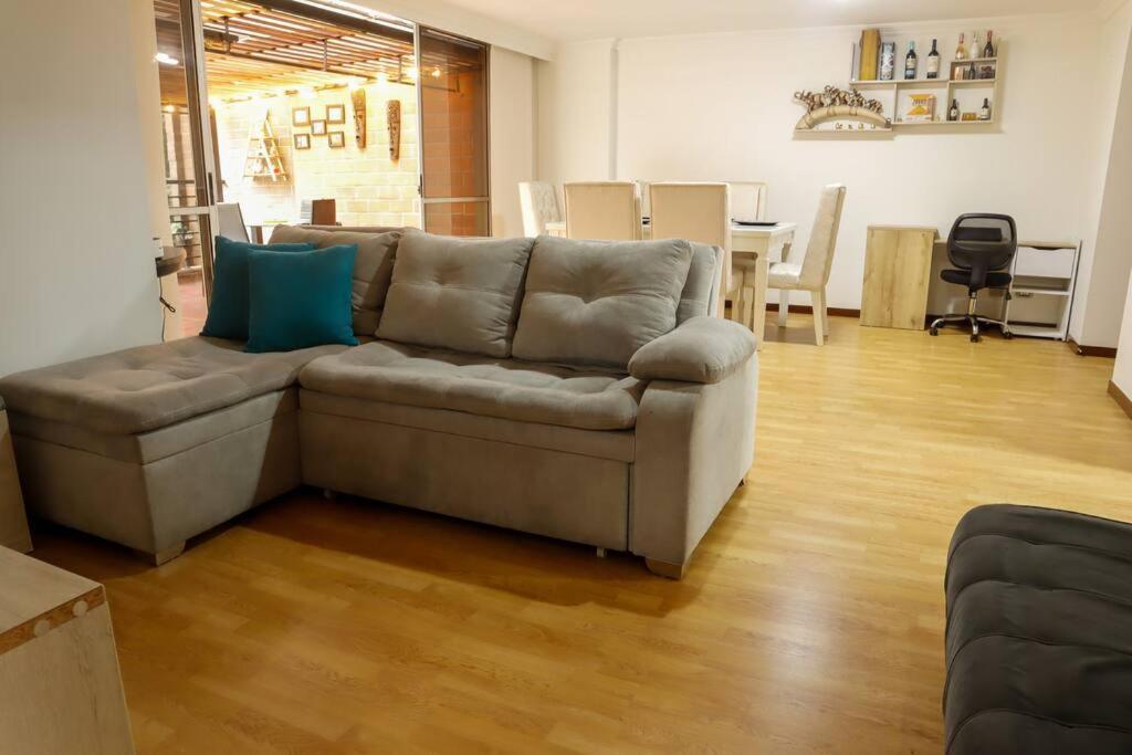 Apto De Lujo Con Terraza Zona Barbecue Y Piscina Medellín