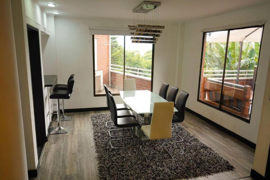 El Poblado/elegante/confortable/ac/jacuzzi/billar Villa *
