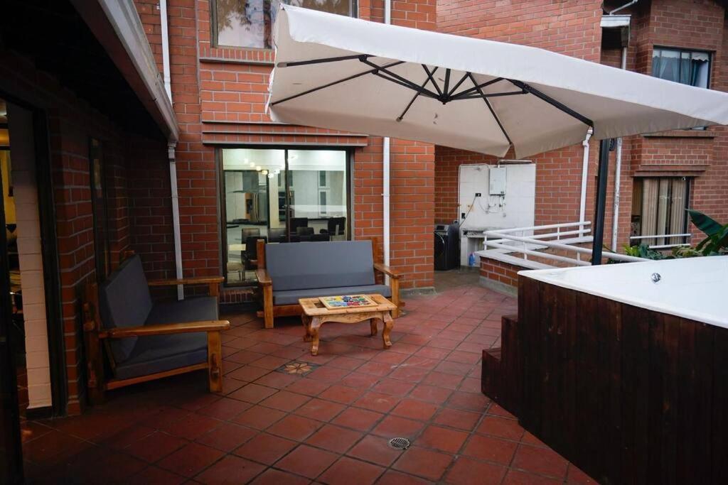El Poblado/elegante/confortable/ac/jacuzzi/billar Villa *