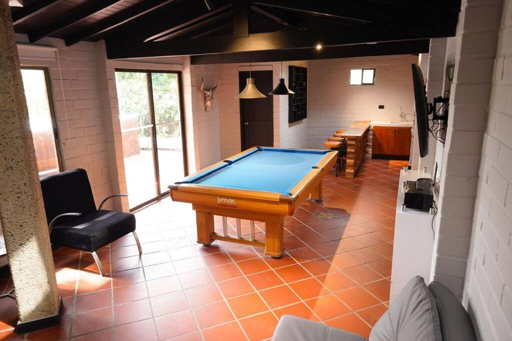 Villa El Poblado/elegante/confortable/ac/jacuzzi/billar Medellín