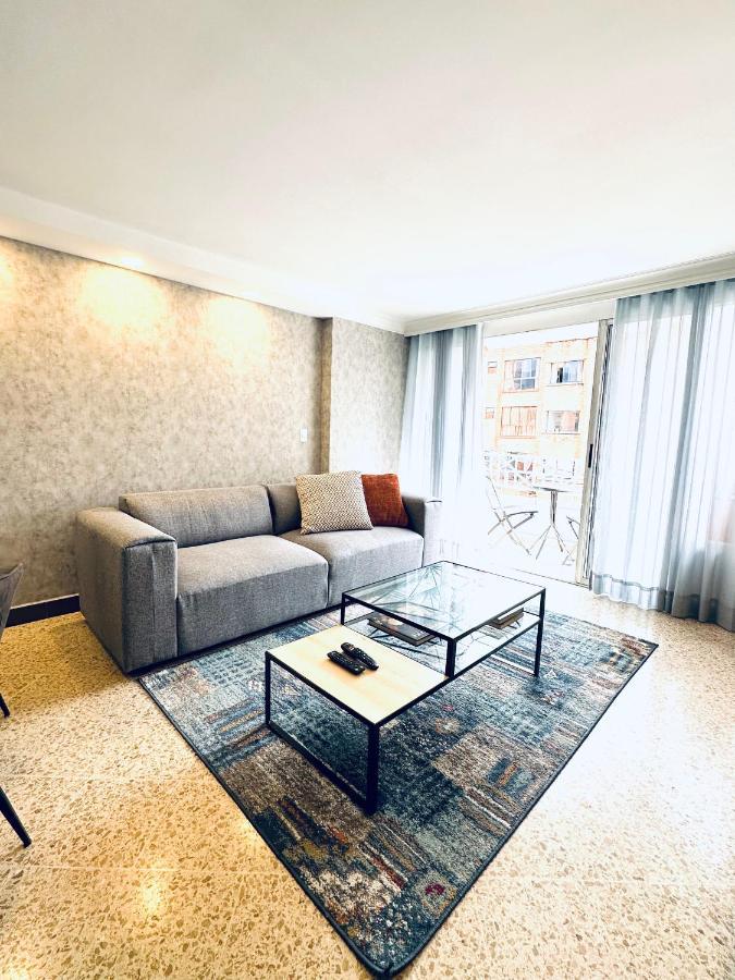Amplio Apartamento Frente Al Centro Comercial *
