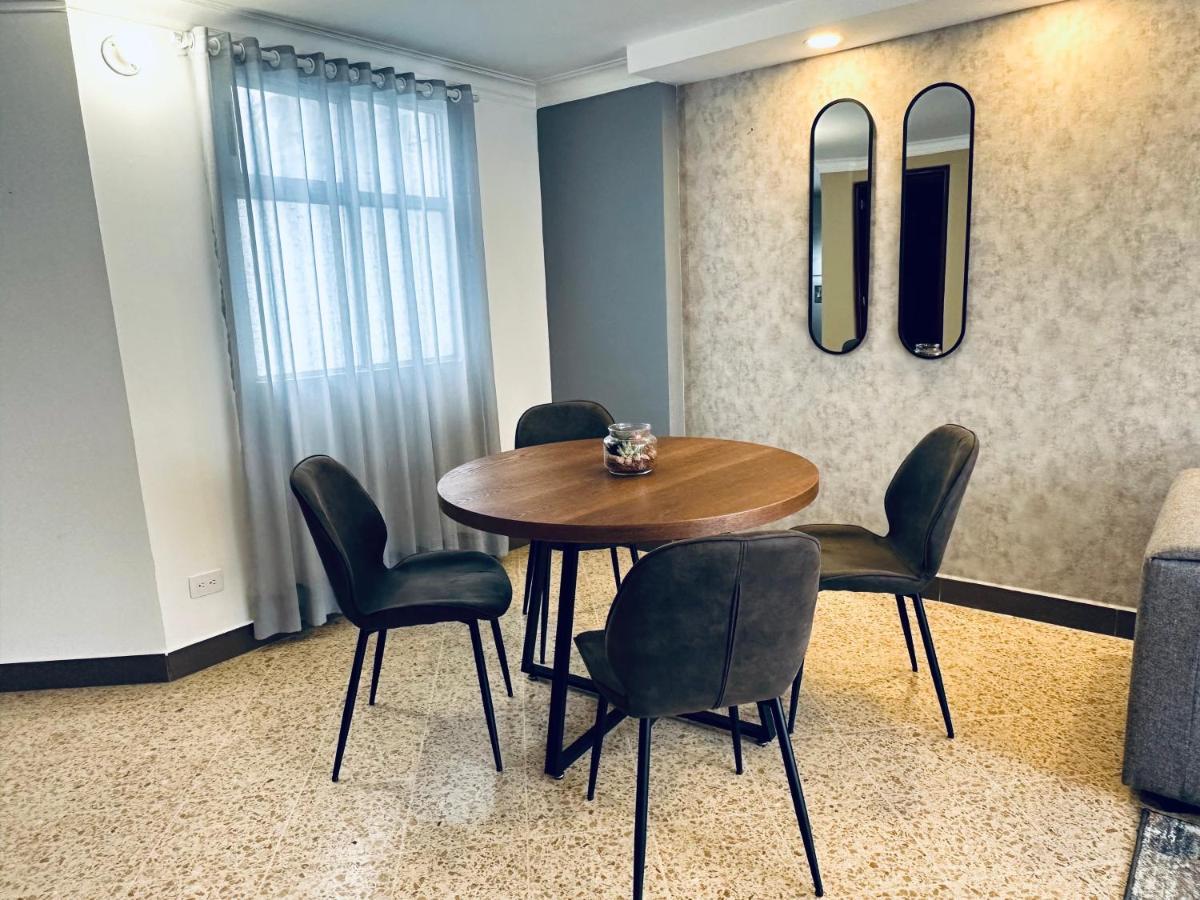 Amplio Apartamento Frente Al Centro Comercial *