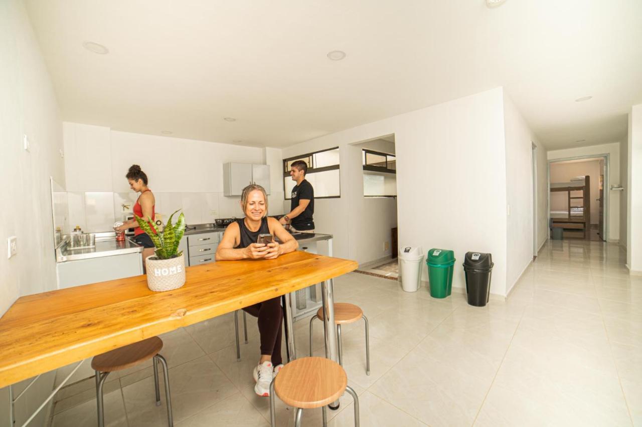 Tu Refugio Acogedor En El Corazon De Medellin Hab Privada A Habitación en casa particular