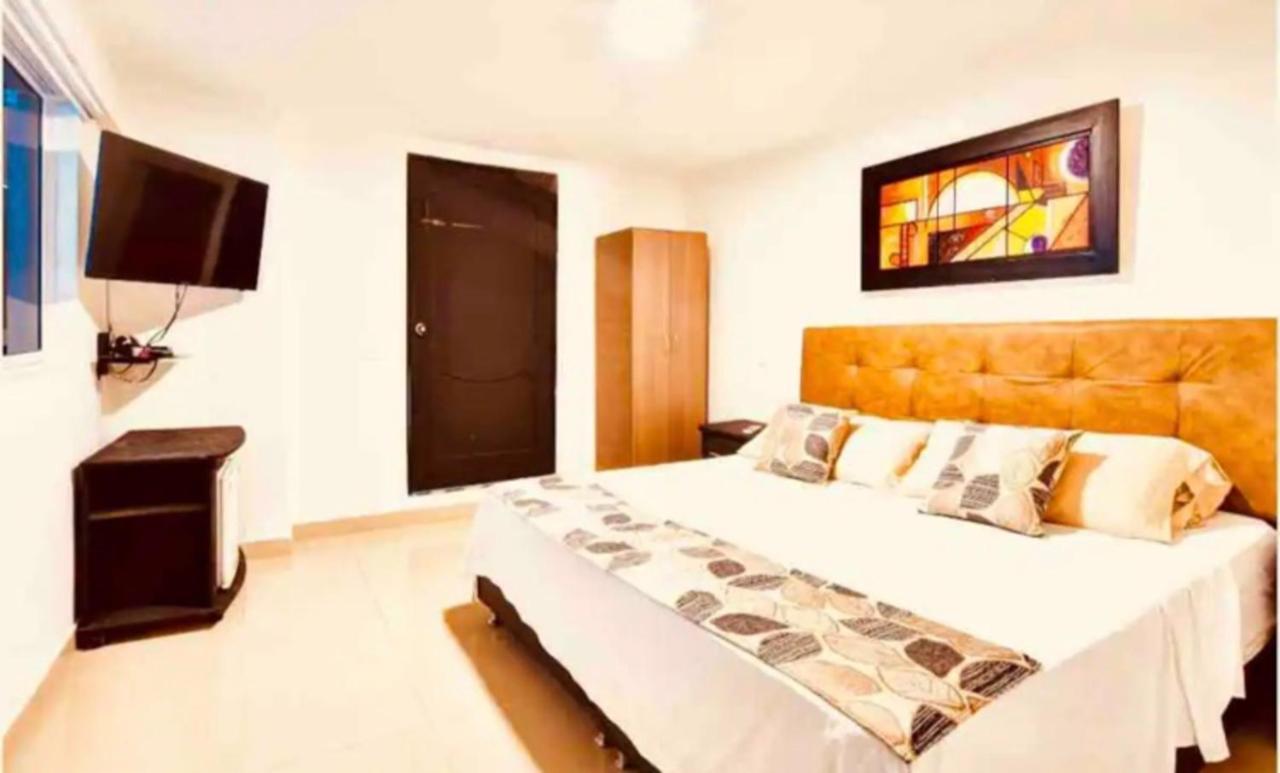 Villa Poblado Tropical 13 Bedroom Mansion Pool Jacuzzi Ac Butler 5 Minutes To Lleras Medellin