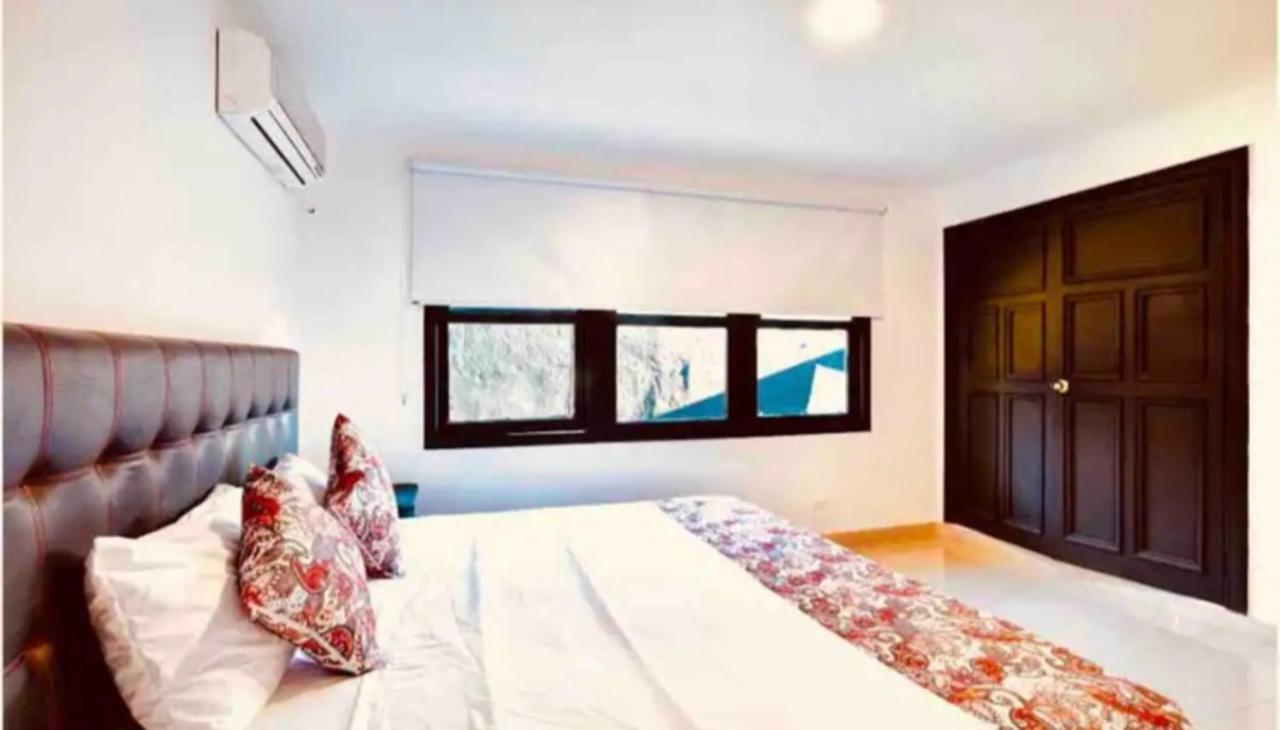 Poblado Tropical 13 Bedroom Mansion Pool Jacuzzi Ac Butler 5 Minutes To Lleras Medellin