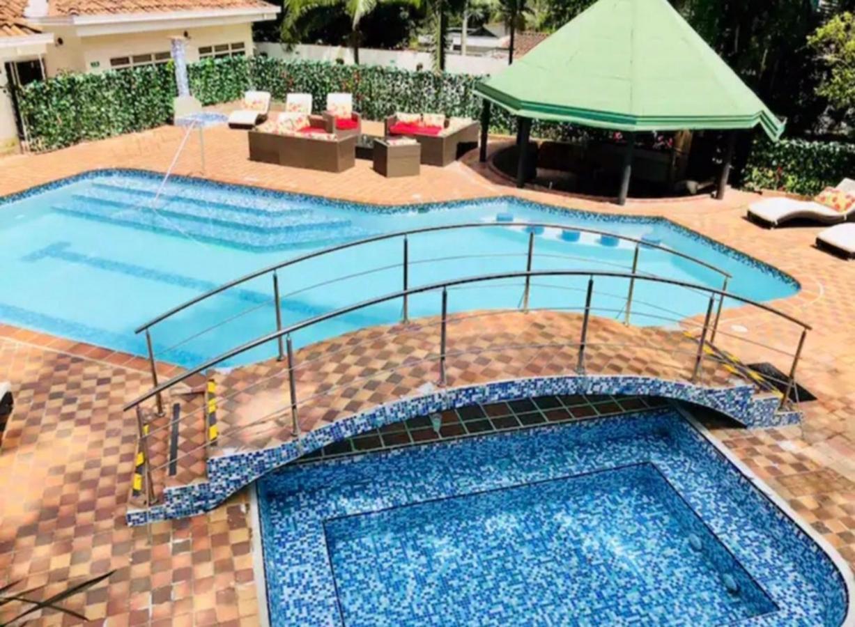 Poblado Tropical 13 Bedroom Mansion Pool Jacuzzi Ac Butler 5 Minutes To Lleras Villa Medellin