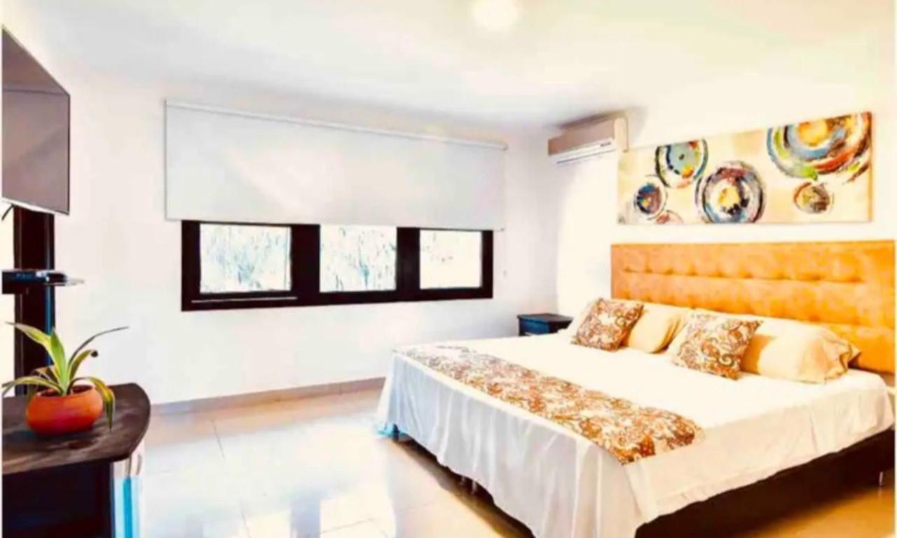 Poblado Tropical 13 Bedroom Mansion Pool Jacuzzi Ac Butler 5 Minutes To Lleras Villa Medellin