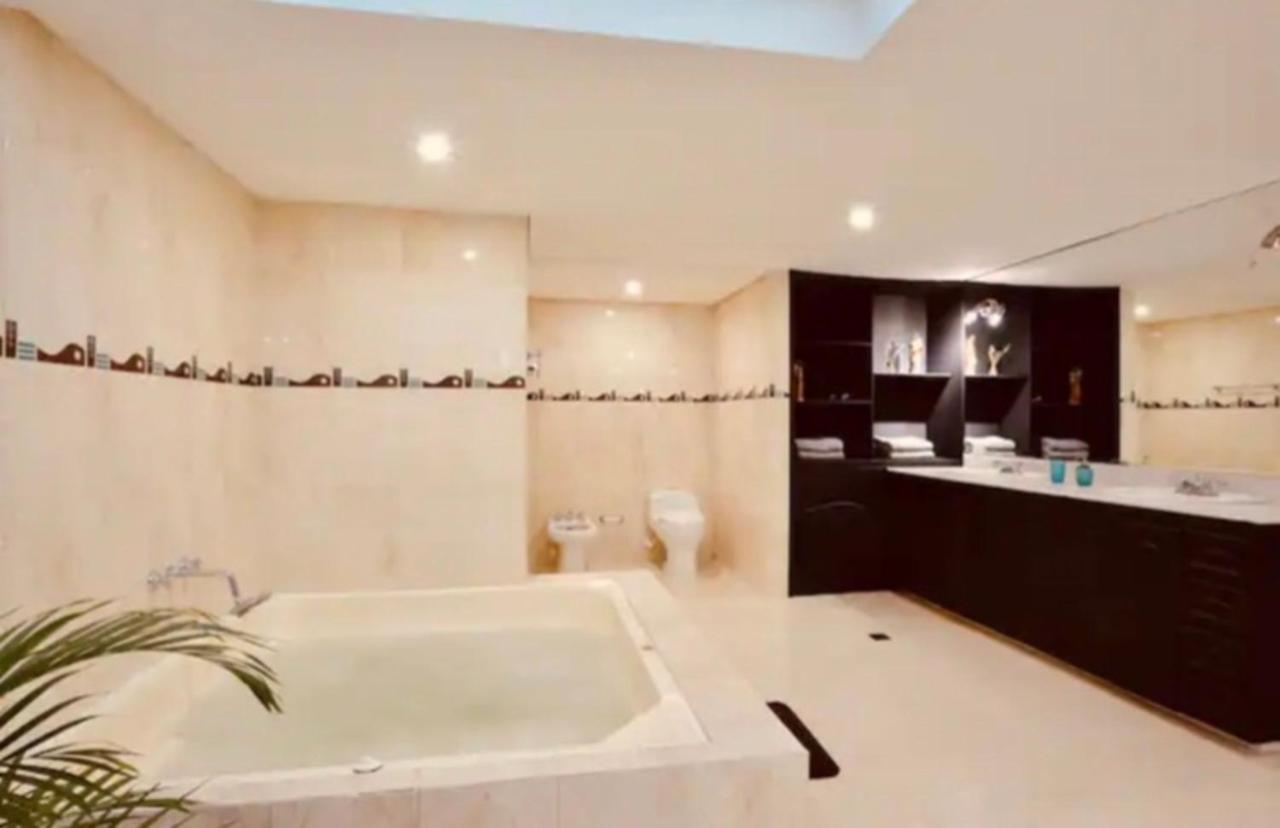 Poblado Tropical 13 Bedroom Mansion Pool Jacuzzi Ac Butler 5 Minutes To Lleras Villa *