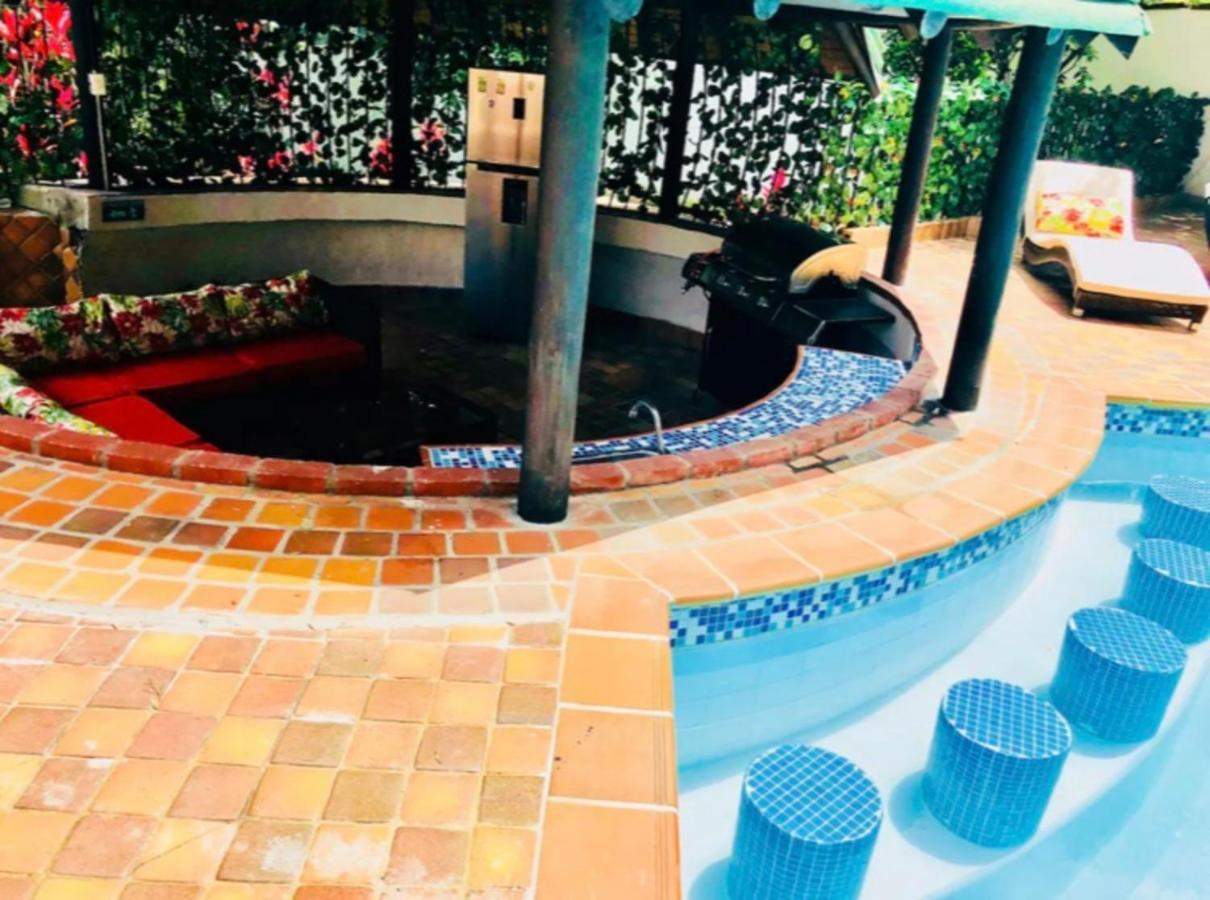 Villa Poblado Tropical 13 Bedroom Mansion Pool Jacuzzi Ac Butler 5 Minutes To Lleras Medellin