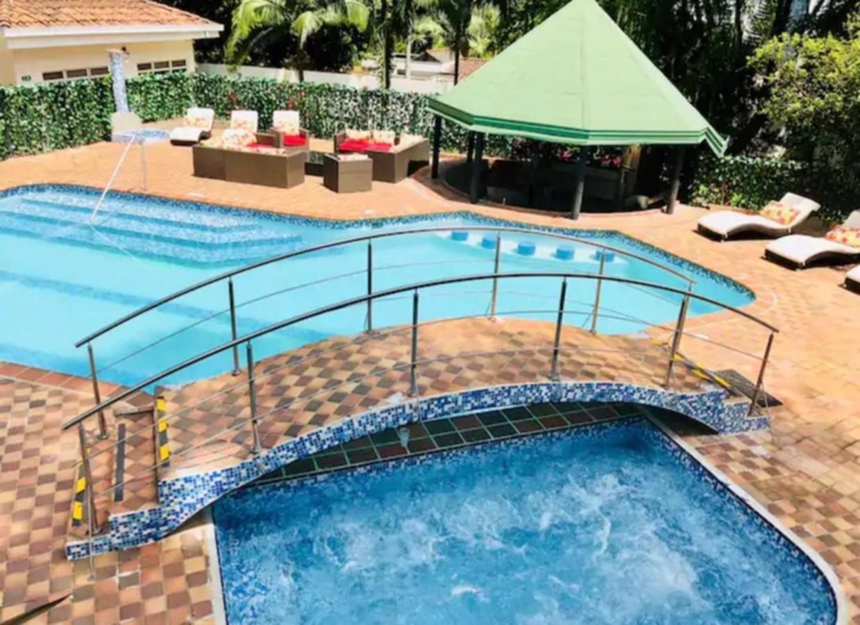 Villa Poblado Tropical 13 Bedroom Mansion Pool Jacuzzi Ac Butler 5 Minutes To Lleras