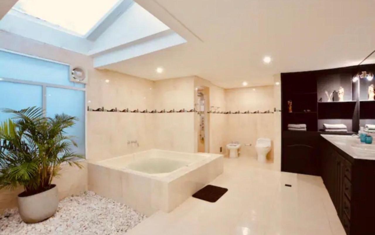 Villa Poblado Tropical 13 Bedroom Mansion Pool Jacuzzi Ac Butler 5 Minutes To Lleras Medellin