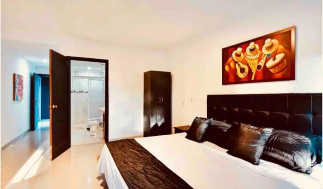 Poblado Tropical 13 Bedroom Mansion Pool Jacuzzi Ac Butler 5 Minutes To Lleras Villa *