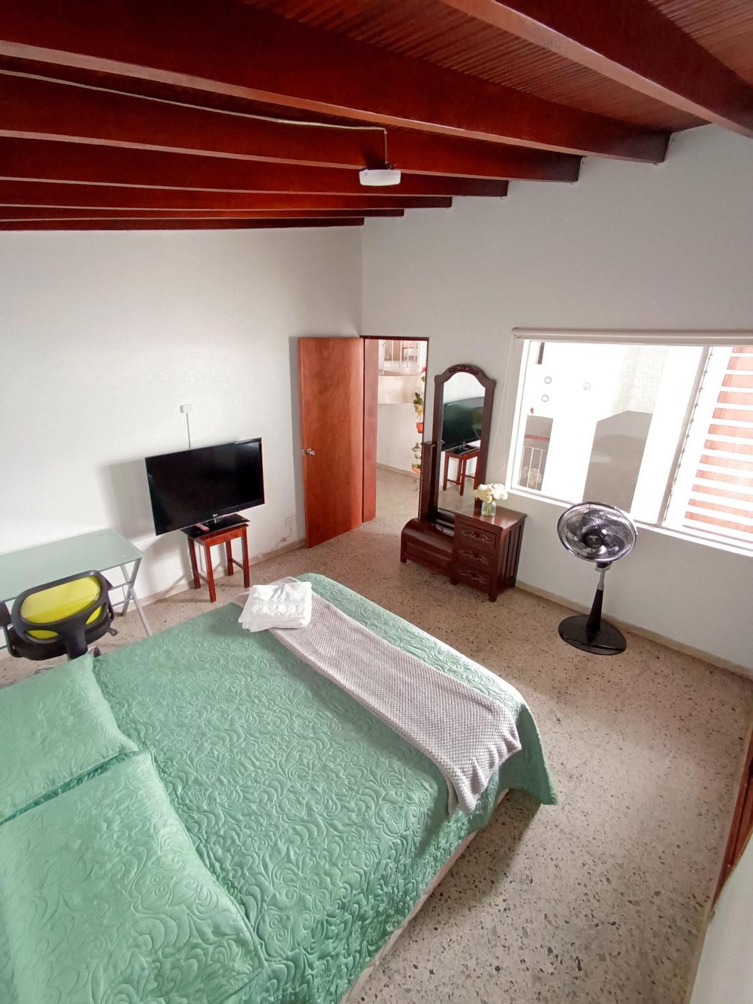 The Flora House - Espacio Seguro, Amplio Y Acogedor Habitación en casa particular
