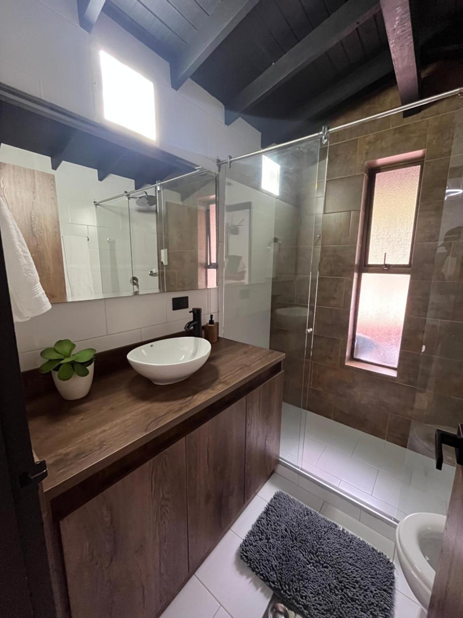 Villa El Poblado/elegante/confortable/ac/jacuzzi/billar Medellín