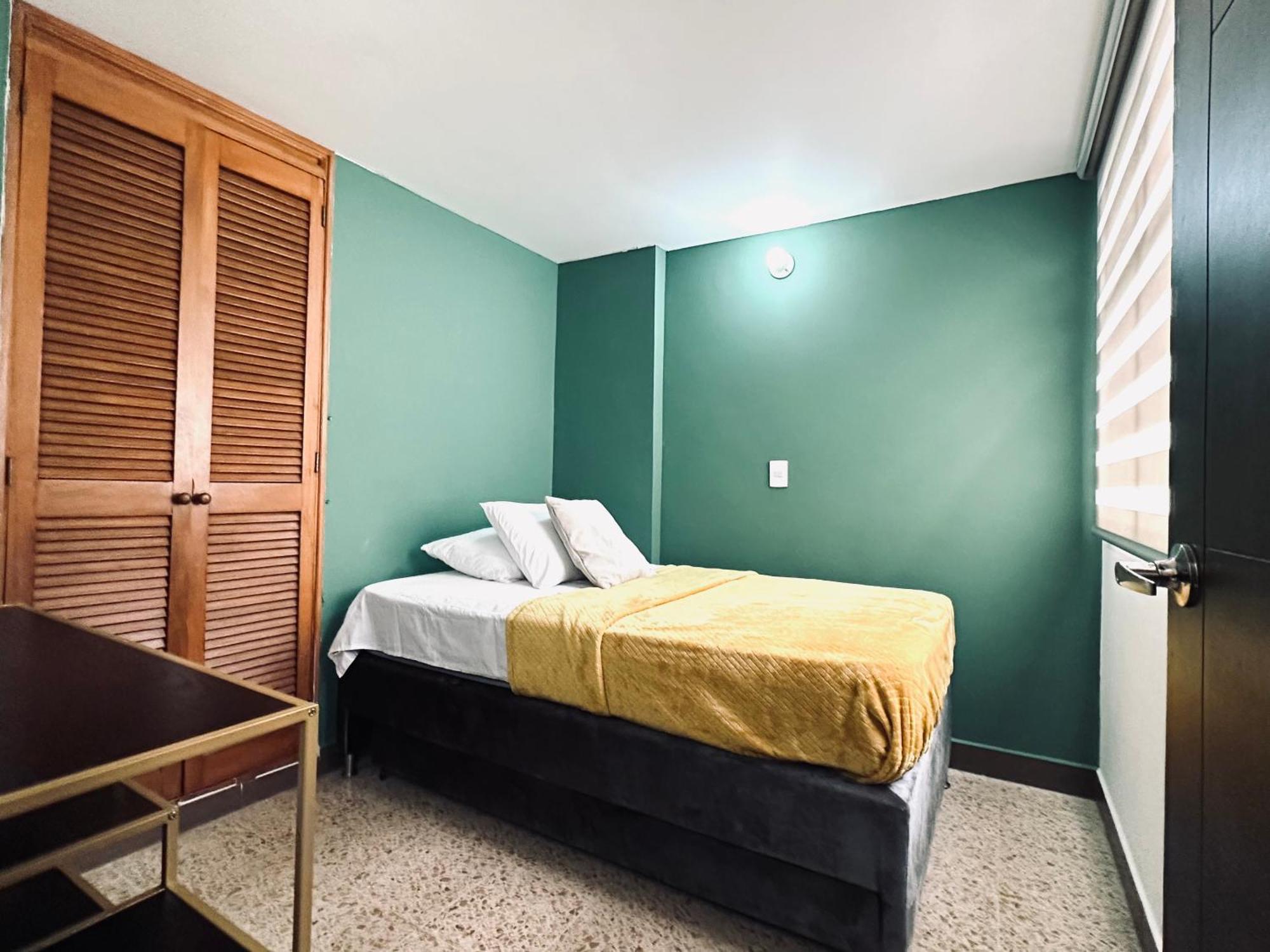 Amplio Apartamento Frente Al Centro Comercial Apartment *