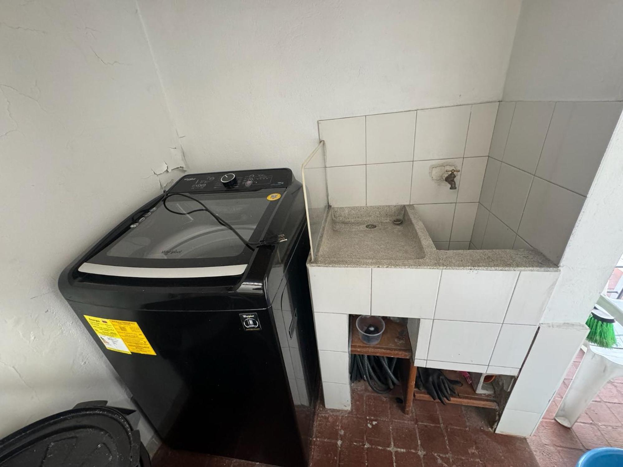 Casa Entera-cerca A Mall La Y Estación De Tranvía