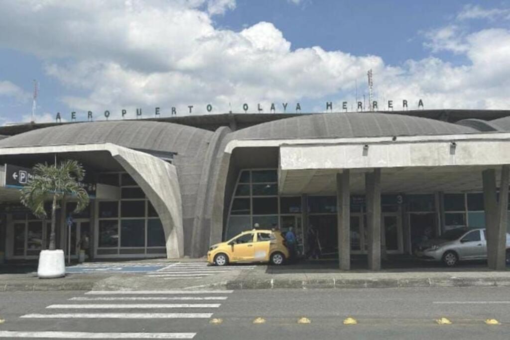 Casangel Hogar Familiar En Sector Exclusivo Cerca Al Aeropuerto Local Frente Al Poblado