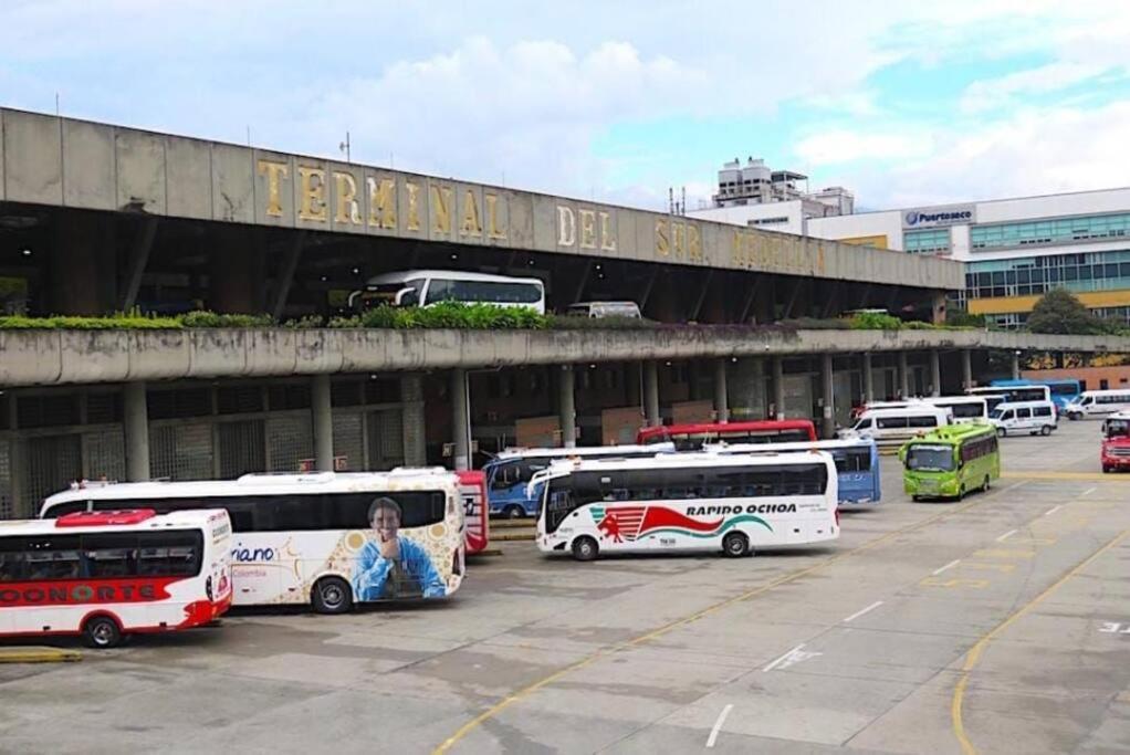 Casangel Hogar Familiar En Sector Exclusivo Cerca Al Aeropuerto Local Frente Al Poblado *