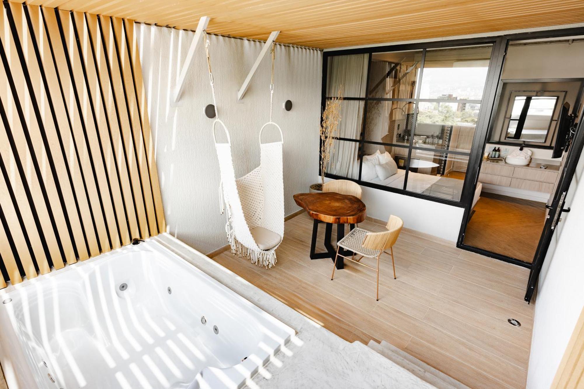 Nakua & Work Hotel