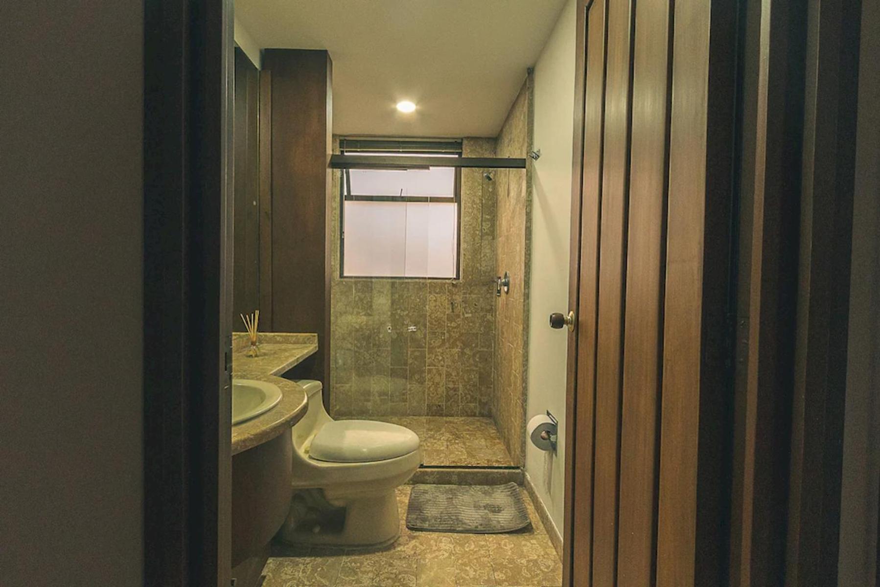 Bano Compartido En El Poblado-a5 * Medellín