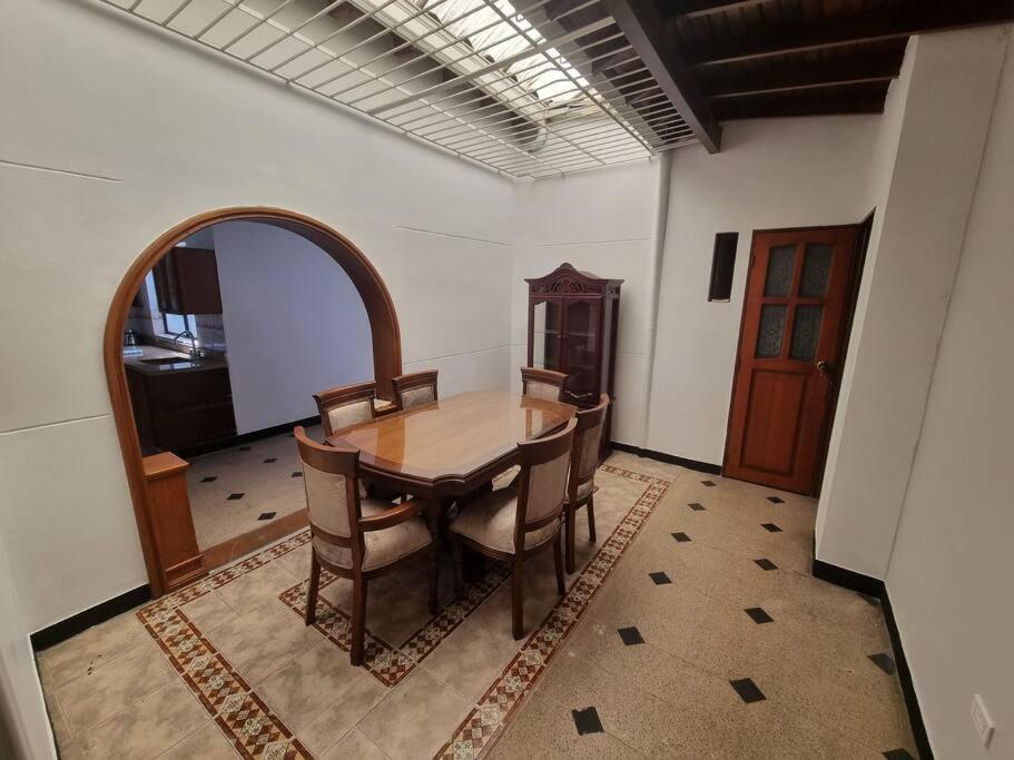 Amplia Y Comoda Casa En La 70 Сasa de vacaciones