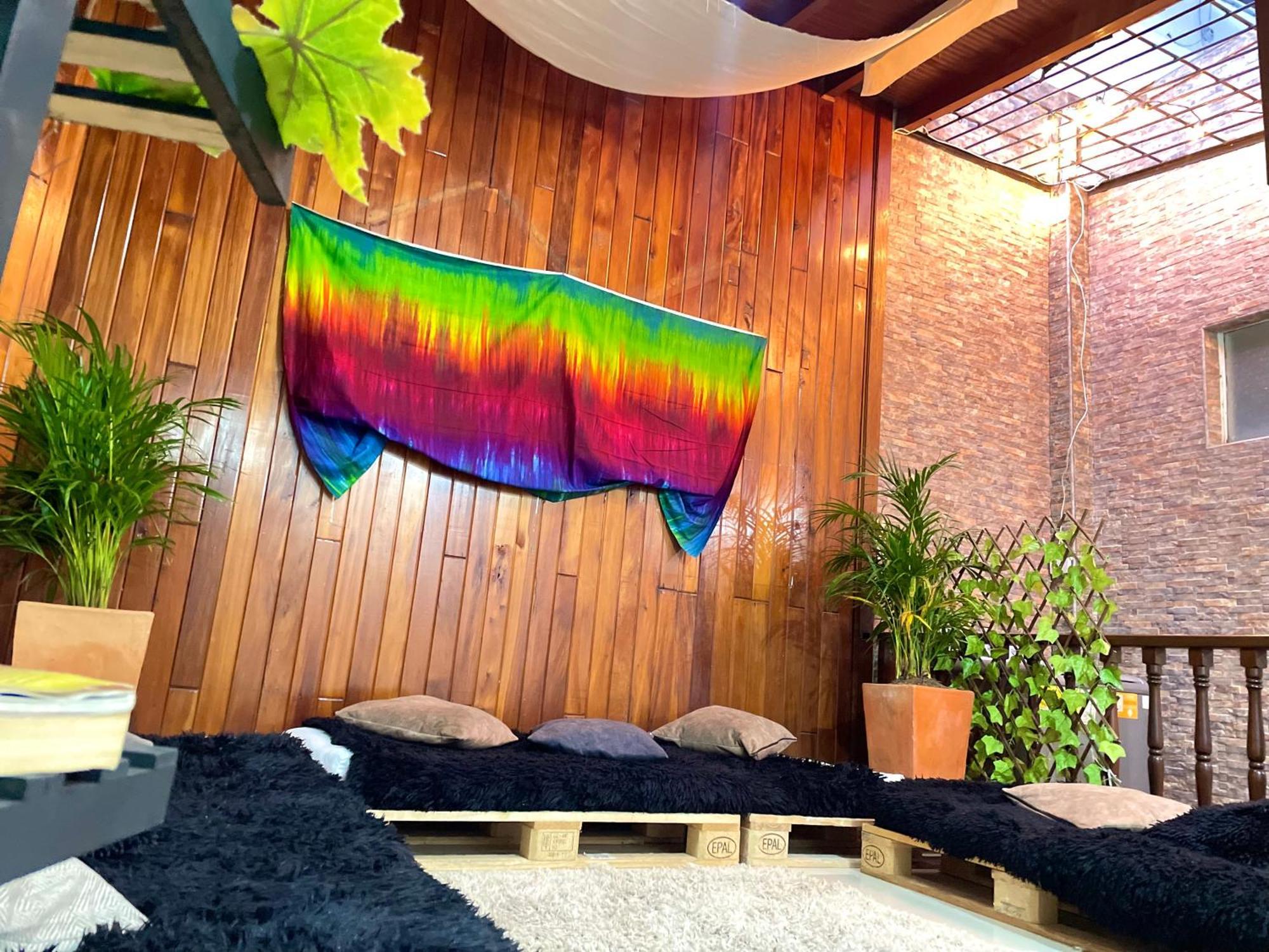 Homer Colors - Tu Hogar En 20 Personas Medellín