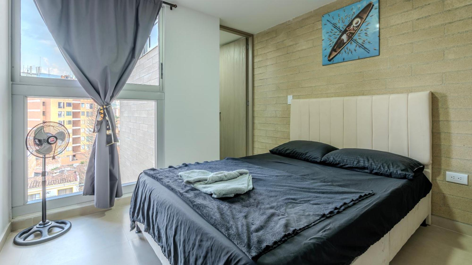 Apartamento En Laureles Con Piscina, Parqueadero 302