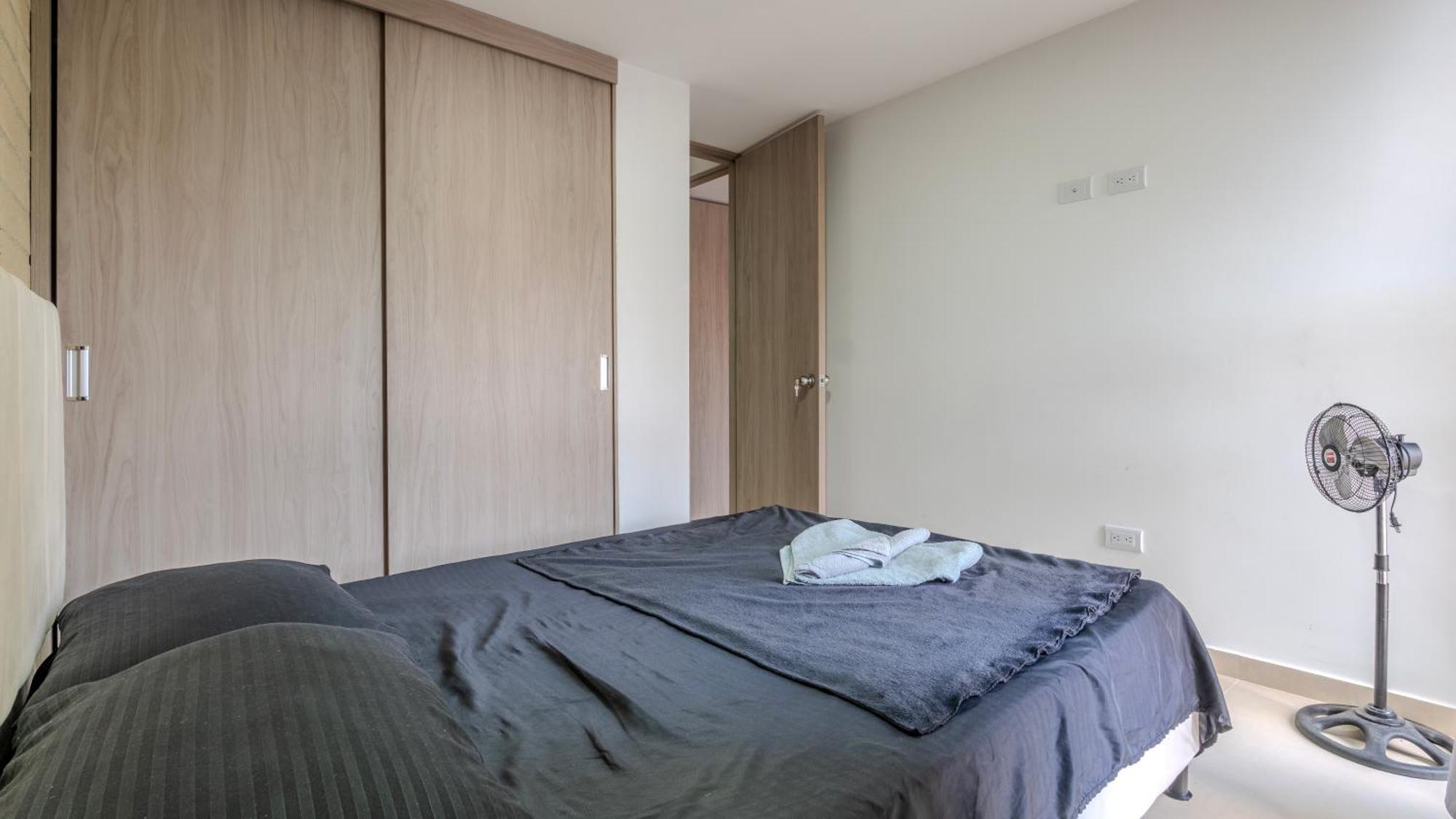 Apartamento En Laureles Con Piscina, Parqueadero 302 *