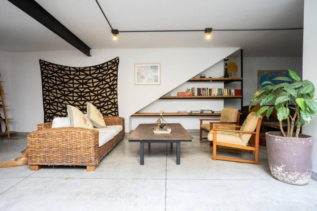Villa Colonial In Laureles, Unique&special House