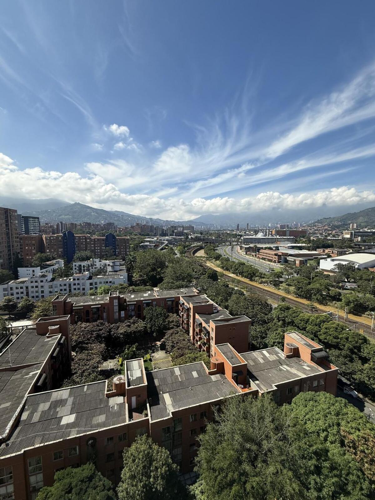 Apartamento In Poblado 17th Floor W Pool