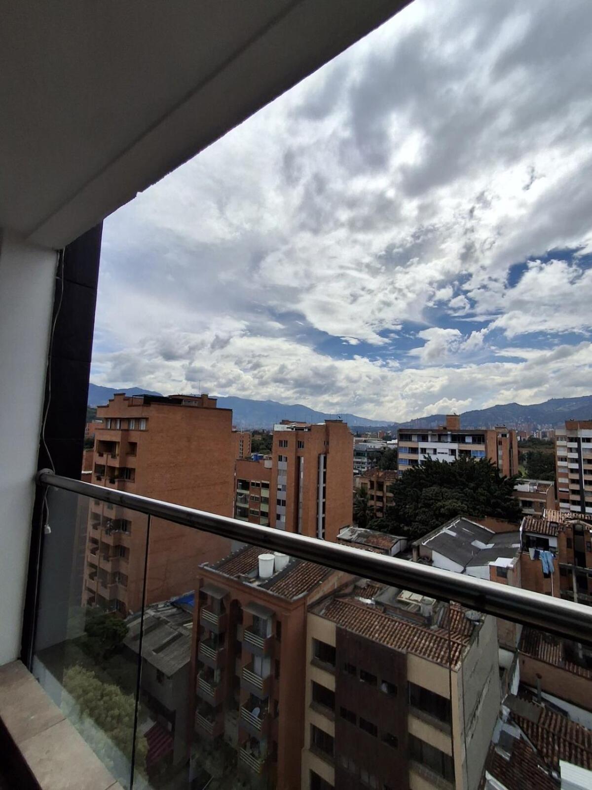 Apartamento Rentalsop An09 En Laureles El Barrio Mas Cool Del Mundo, Moderno, Con Balcon Y Excelente Vista