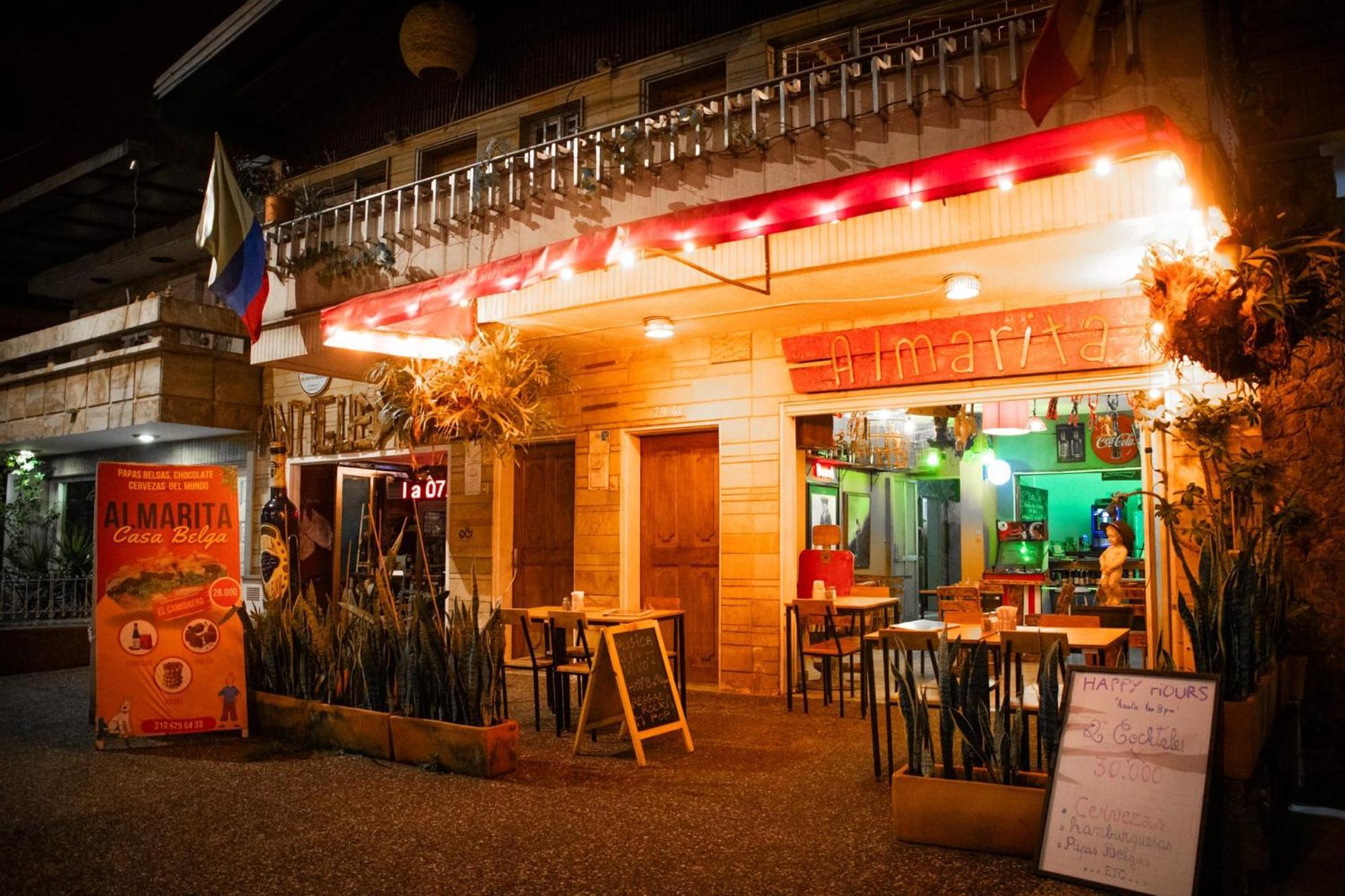 Pensión Casa Almarita - Hostal, Bar Y Restaurante Medellín