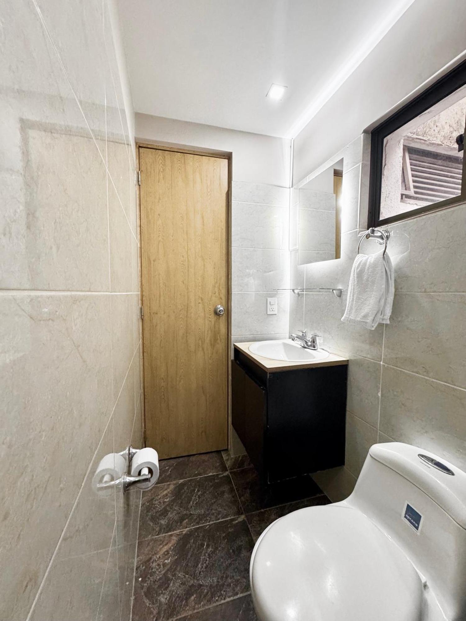 El Poblado 4 Bedrooms 2 Bathrooms With Terrace