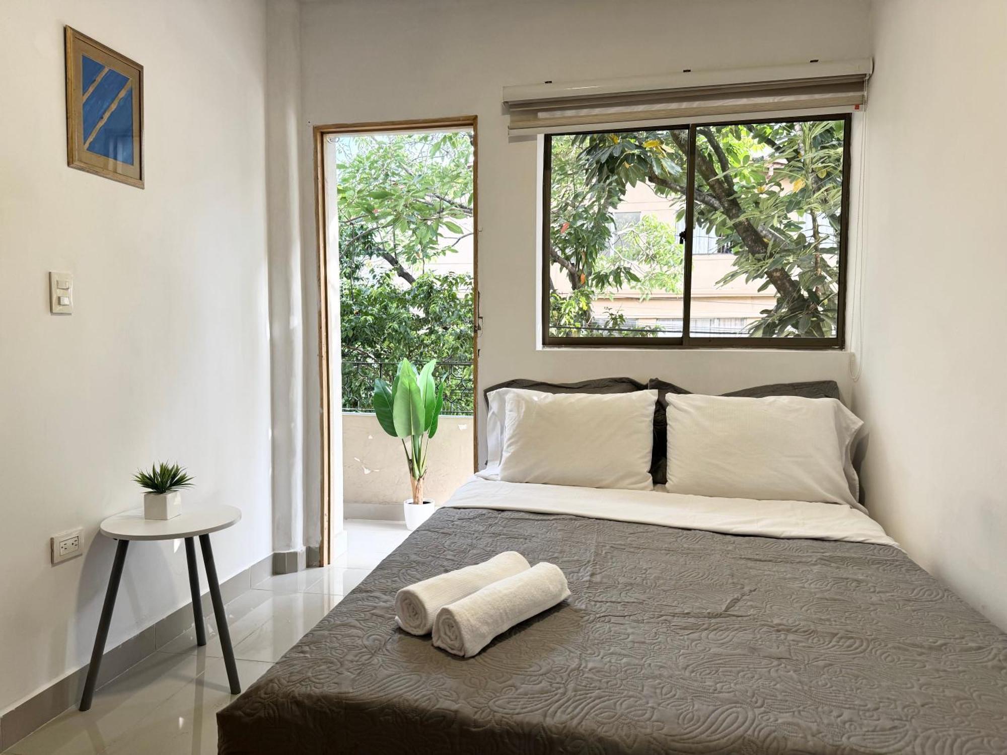 El Poblado 4 Bedrooms 2 Bathrooms With Terrace Apartamento *