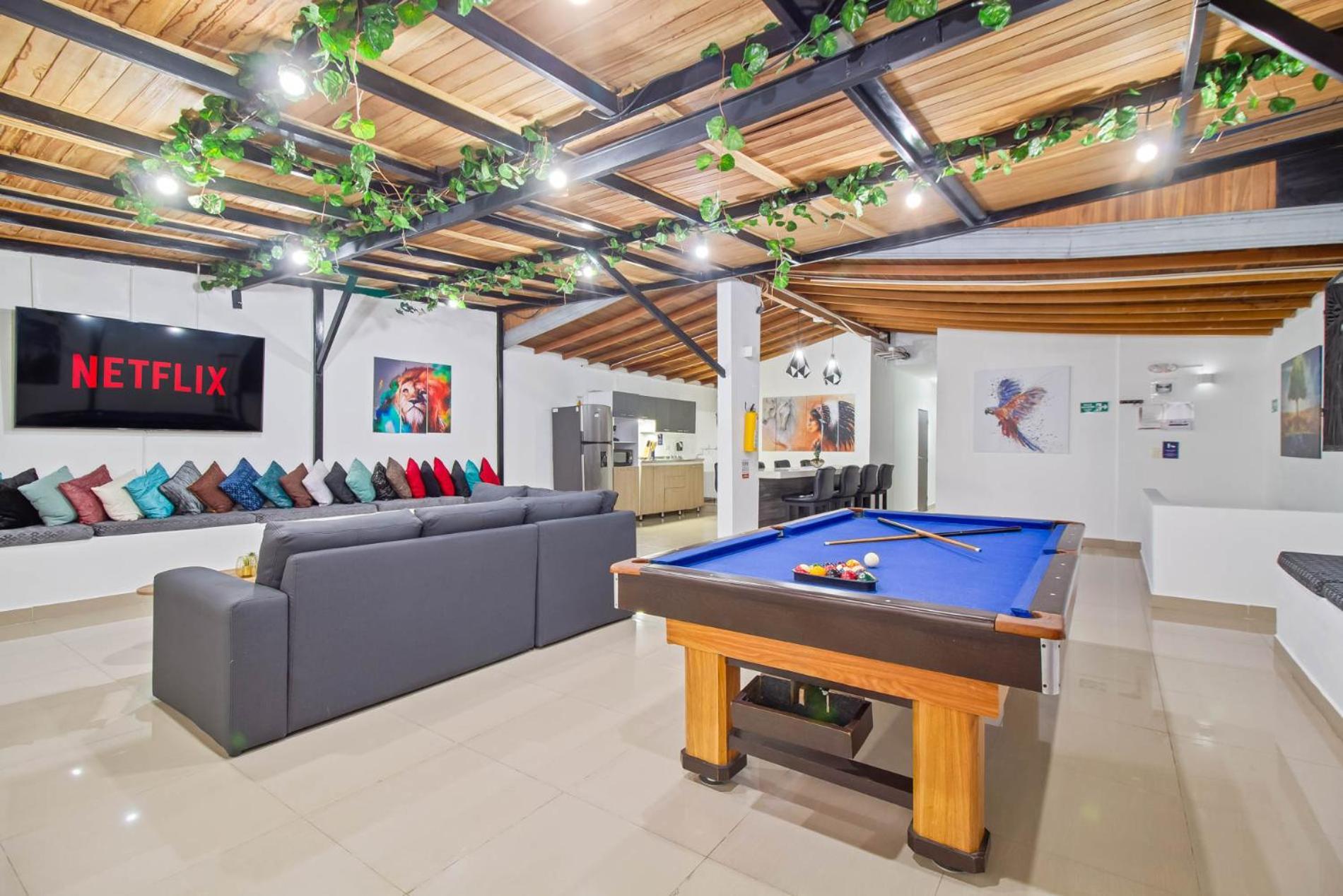 6 Bedroom Penthouse With Pool Table- 1 Block From Lleras Park P4 *