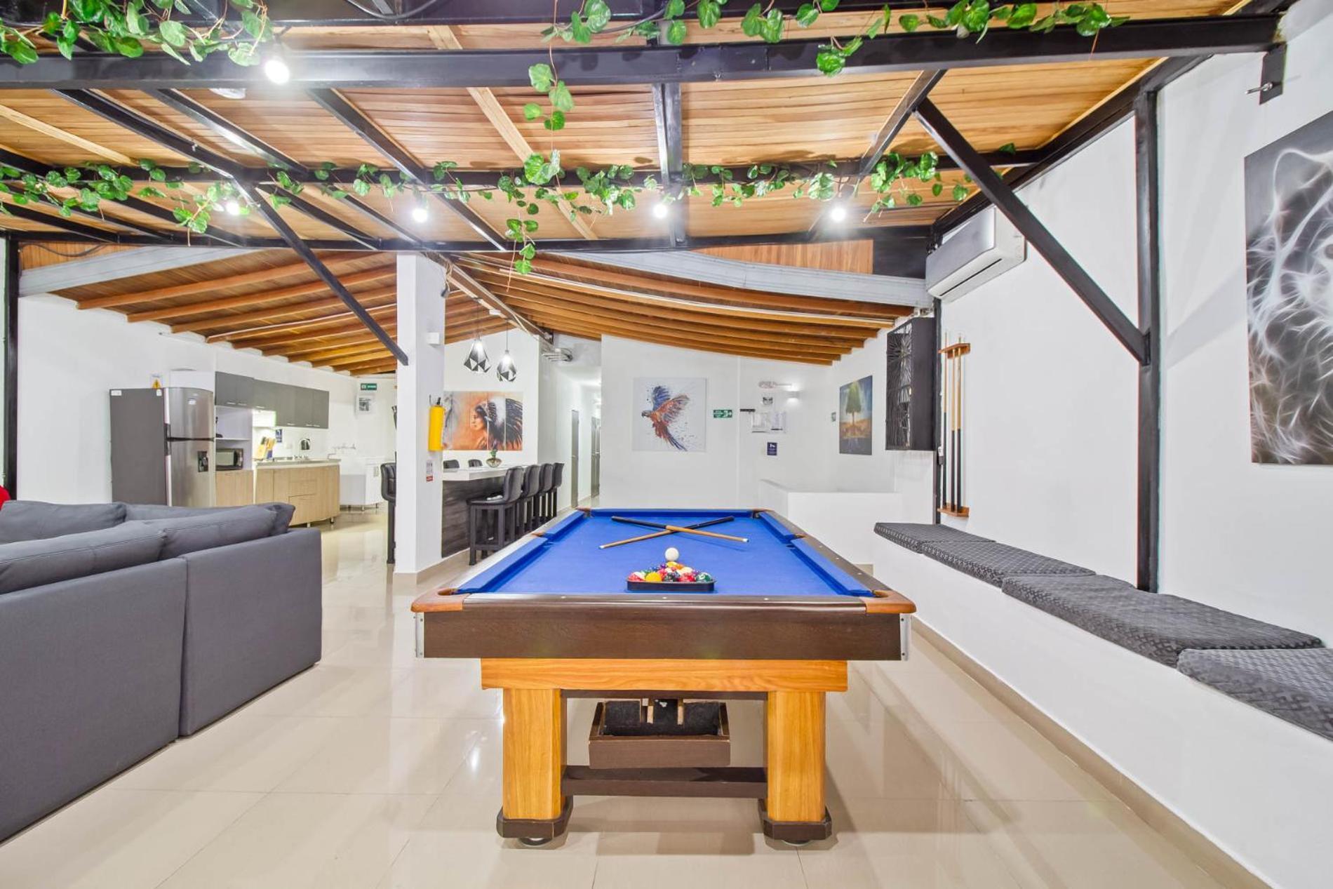 6 Bedroom Penthouse With Pool Table- 1 Block From Lleras Park P4 Medellín