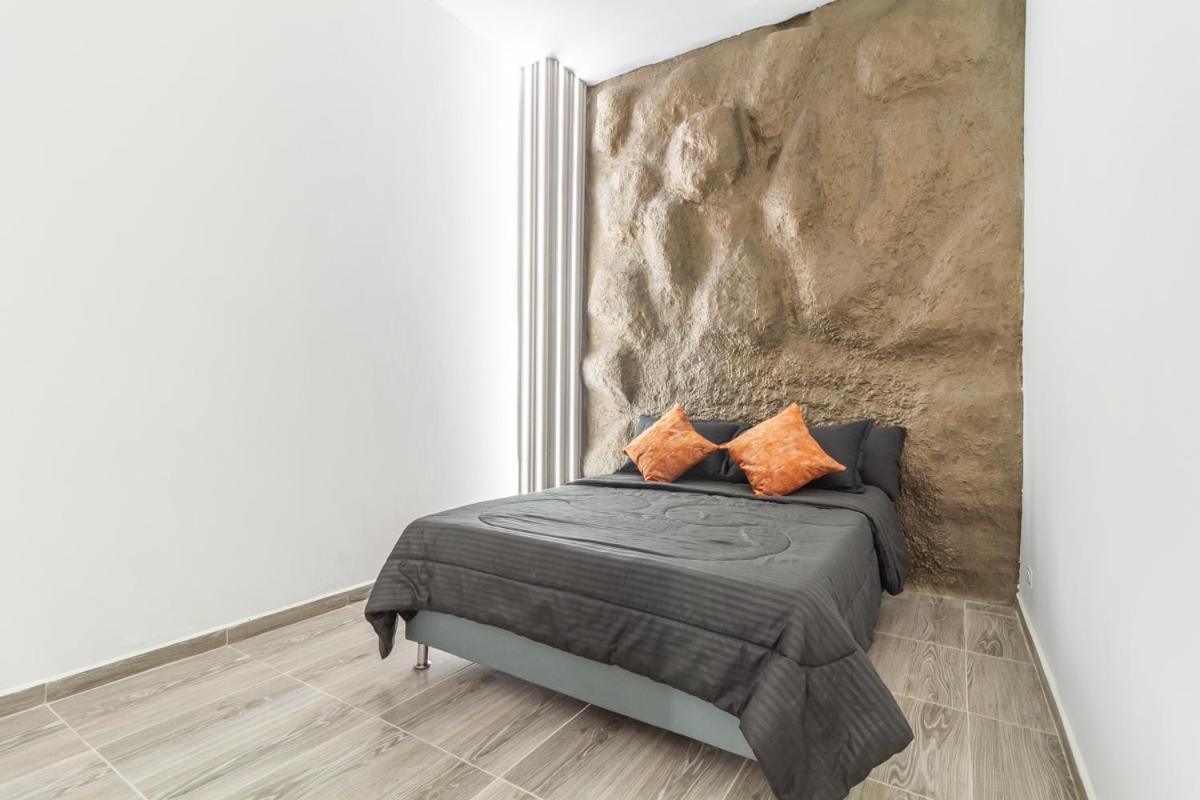 6 Bedroom With Jacuzzi 1 Block From Lleras P10 *