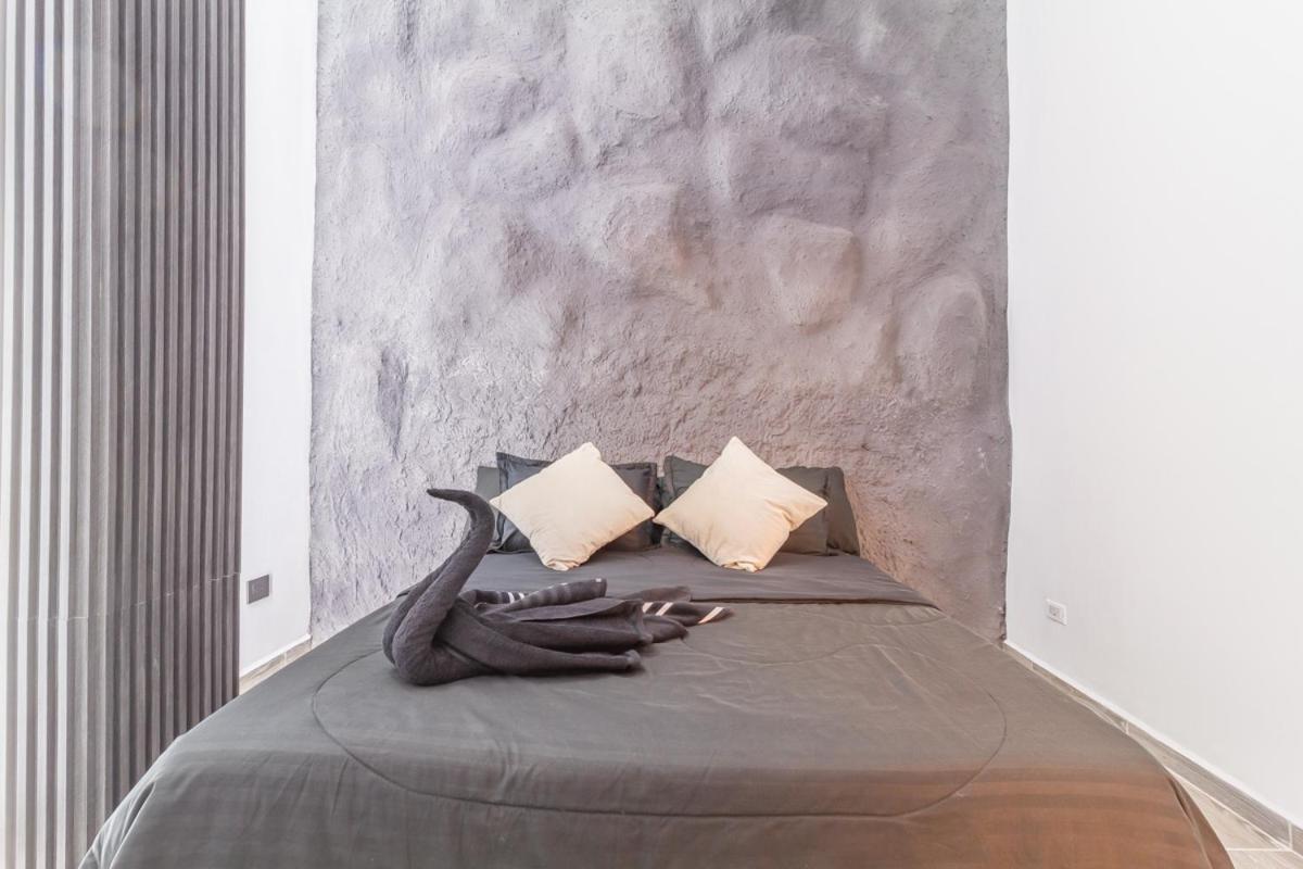6 Bedroom With Jacuzzi 1 Block From Lleras P10