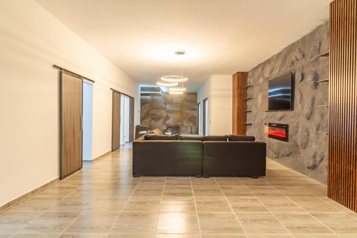 6 Bedroom With Jacuzzi 1 Block From Lleras P10