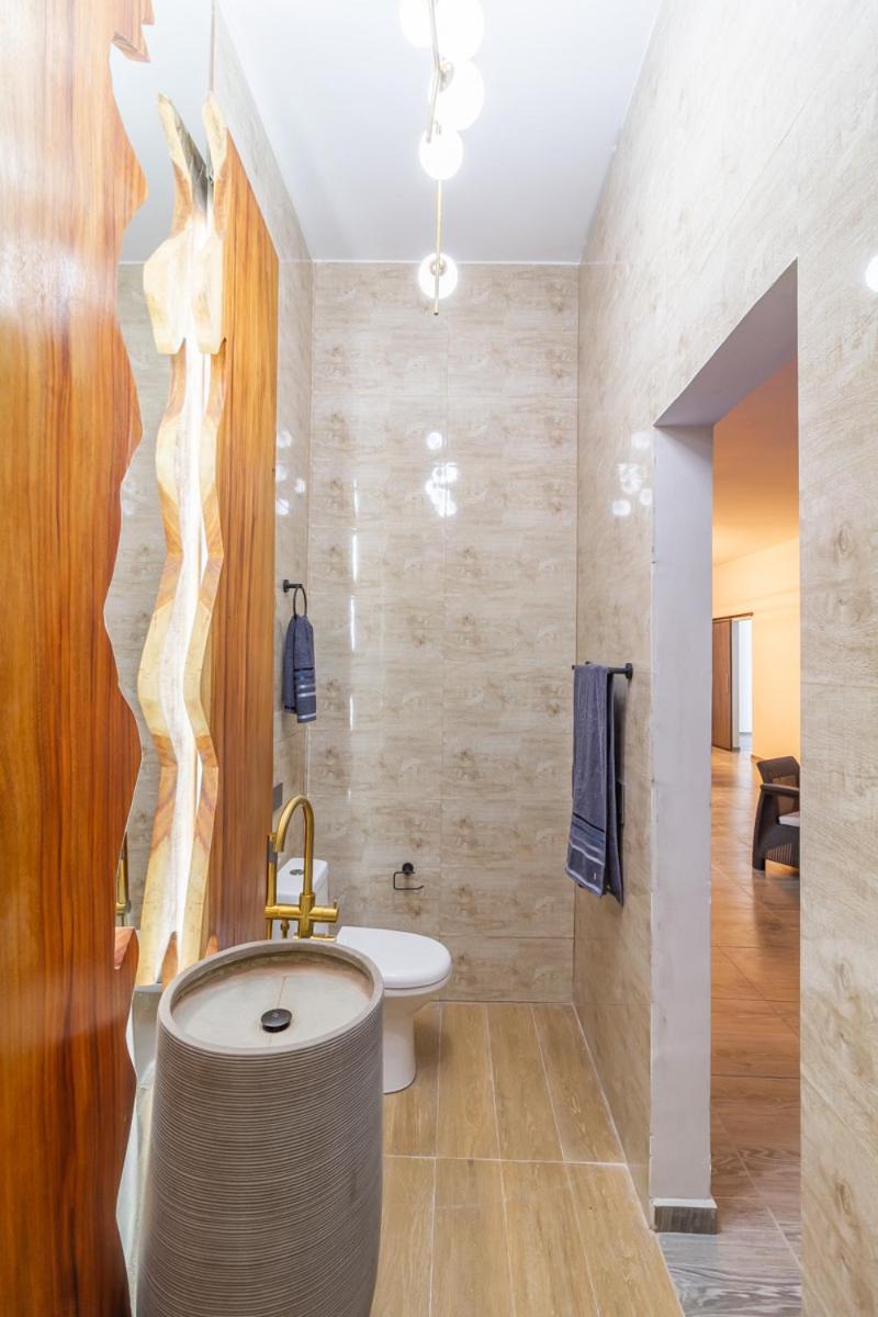 Apartamento 6 Bedroom With Jacuzzi 1 Block From Lleras P10 *