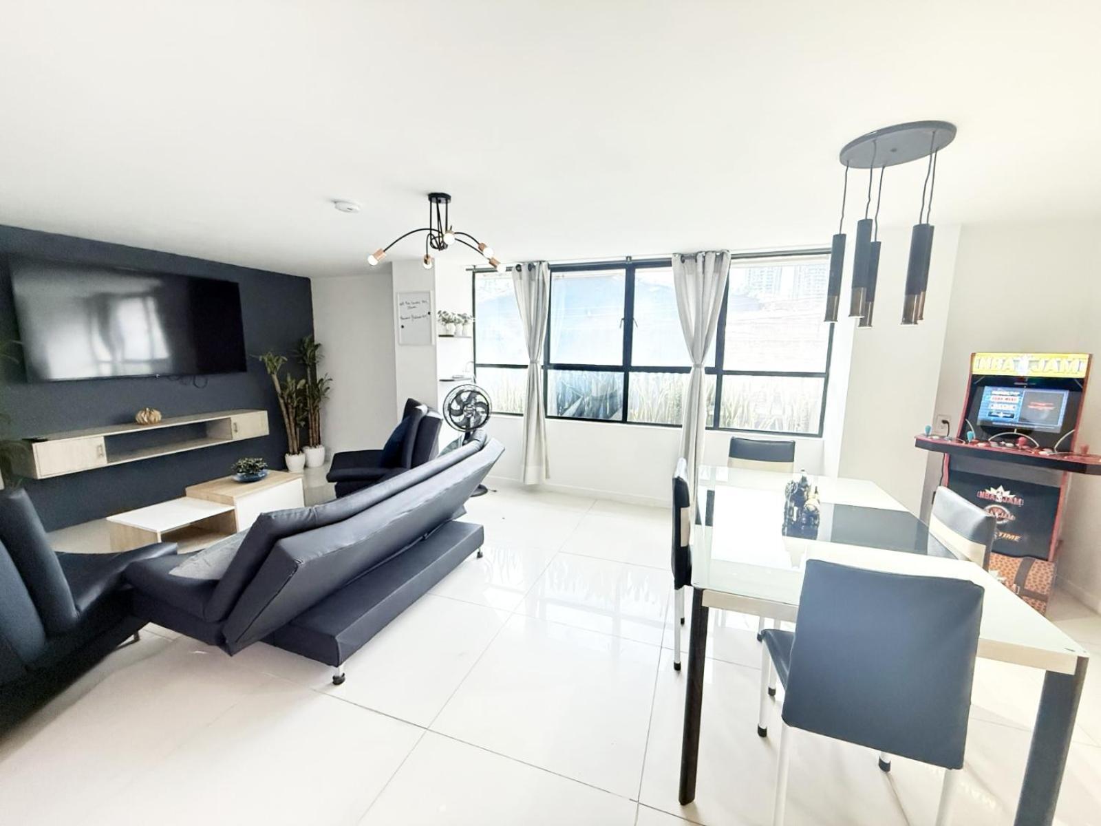 2 Bedroom Apartment - One Block From Lleras Park, P1 Apartamento *