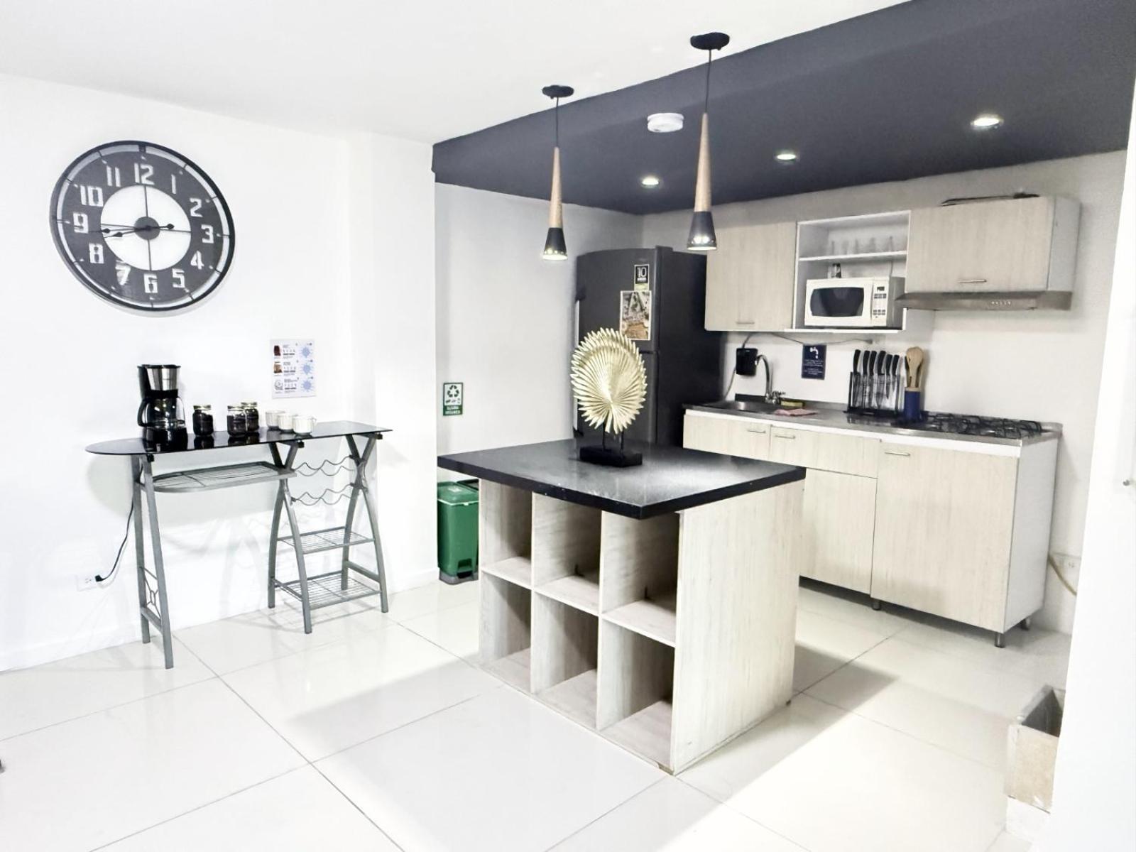 2 Bedroom Apartment - One Block From Lleras Park, P1 Apartamento