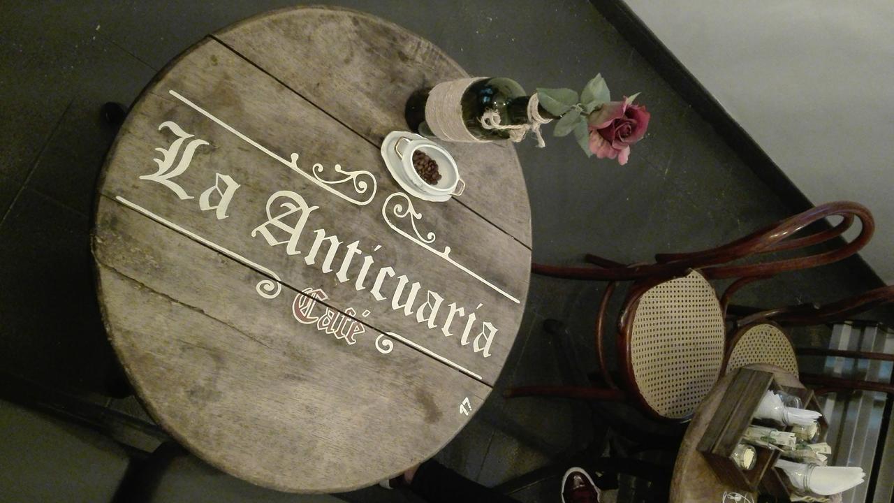 Hostal Antique House *
