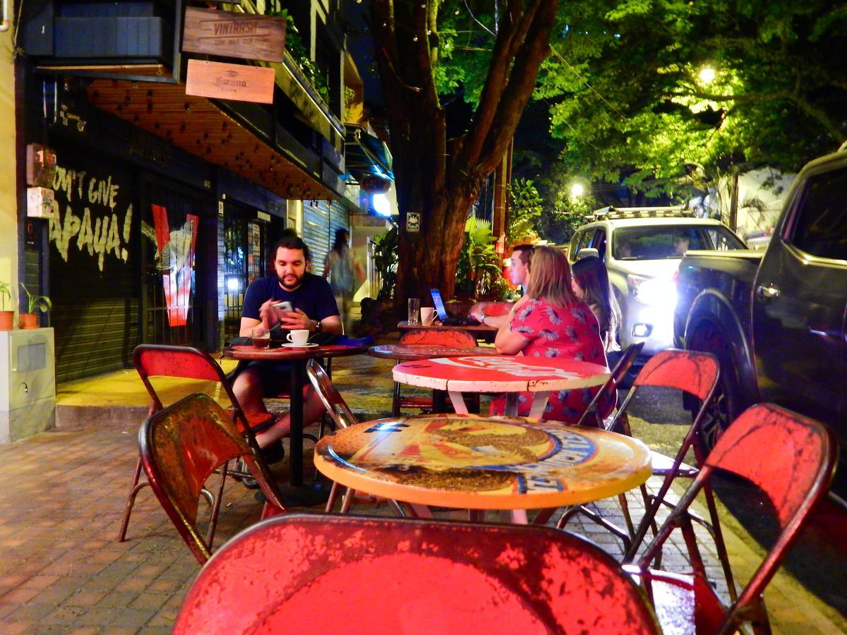 Hostal Antique House *