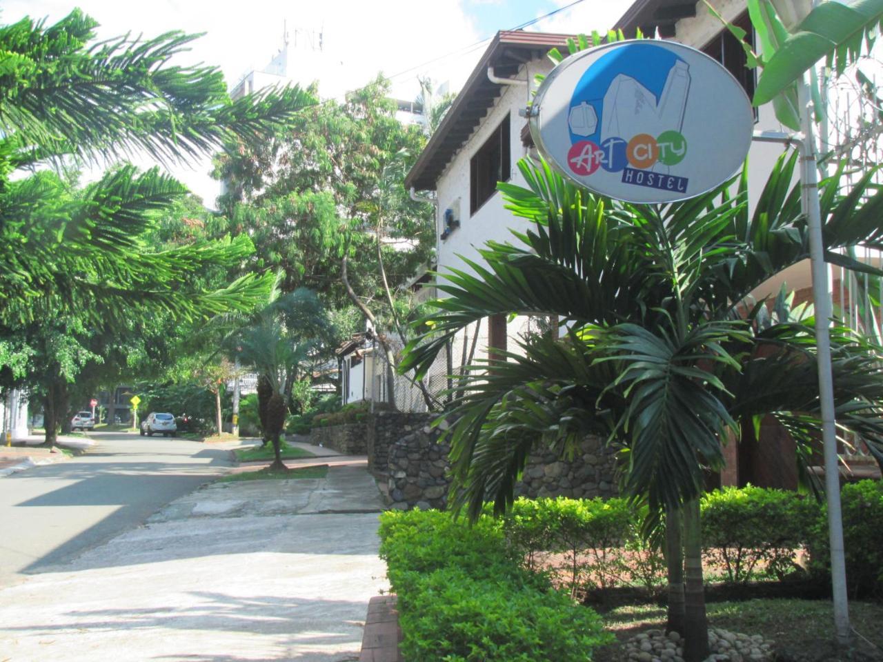 Hostal Art City *