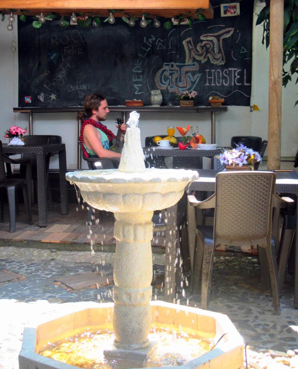 Art City Hostal *