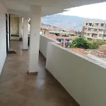Casa Con Parking, Cerca Al Metro Y Mercados, 5 Piso Solo Escaleras