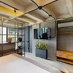 Stylish Urban Hotel In Provenza - Viu Experience