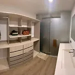 Modern, Apt/Near Tourist Sites.
